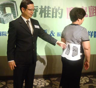 iPhone後遺症再添一樁！　當心椎間盤退化症提早報到