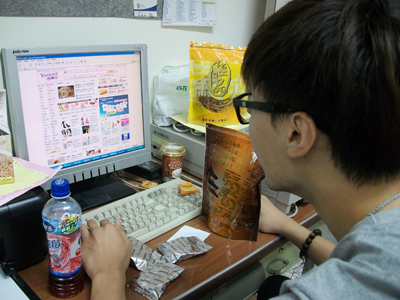 只顧坐在電腦前　別讓網路成癮症奪走你的孩子