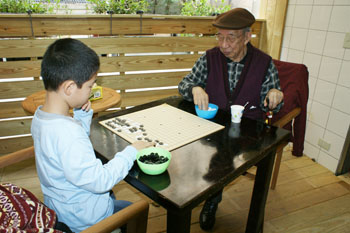 開啟記憶的壓箱寶　失智爺爺變身棋藝老師