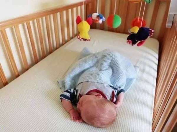 8月大女嬰被床邊氣球繩子勒斃！嬰兒床安全8法則，別因輕忽讓孩子送命