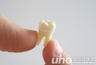 男子牙周病未定期回診　牙齒崩盤不保！