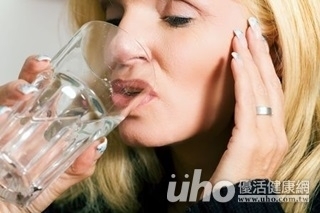 婦大量喝水只吃青菜　竟疲倦、頭痛酮酸中毒