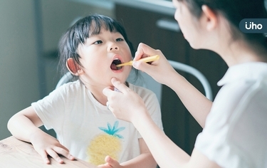 寶寶乳牙一定要刷！醫教新手爸媽「善用5工具」輕鬆清潔乳牙