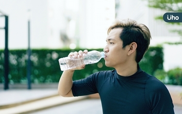 瓶裝水竟然會過期？食藥署揭「不只是水」製造過程藏1風險︰逾期別喝