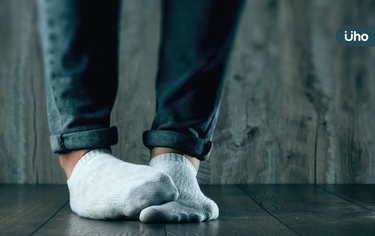 「毒襪子症候群」腳臭穿鞋也擋不住！醫揭「1症狀」和香港腳不一樣