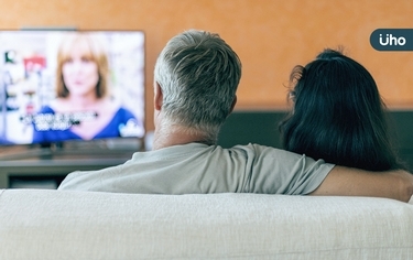 家中長輩每天看電視「超過2小時」？研究揭：恐憂鬱、失眠樣樣來