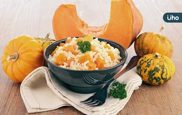 有食譜》秋季「南瓜燉飯」電子鍋3步驟教你做！顧胃、護眼兼改善秋燥