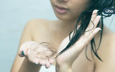 頭髮油一直掉髮？專家教「正確洗頭法」讓頭皮減齡：洗髮精這樣擠