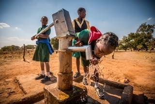 每家庭3公升　非洲婦女日花6小時取水