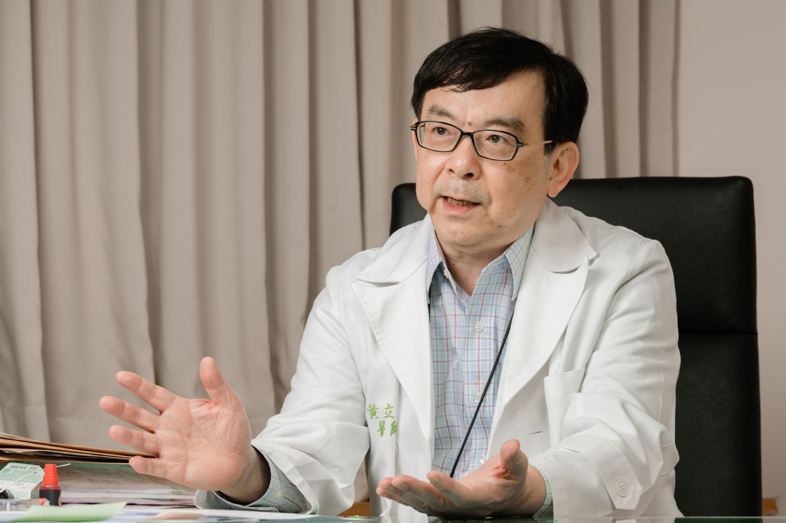 天轉涼兒童門診病患增2成，黃立民教授籲：年長與共病的重症者恐增，秋冬3疫苗必打
