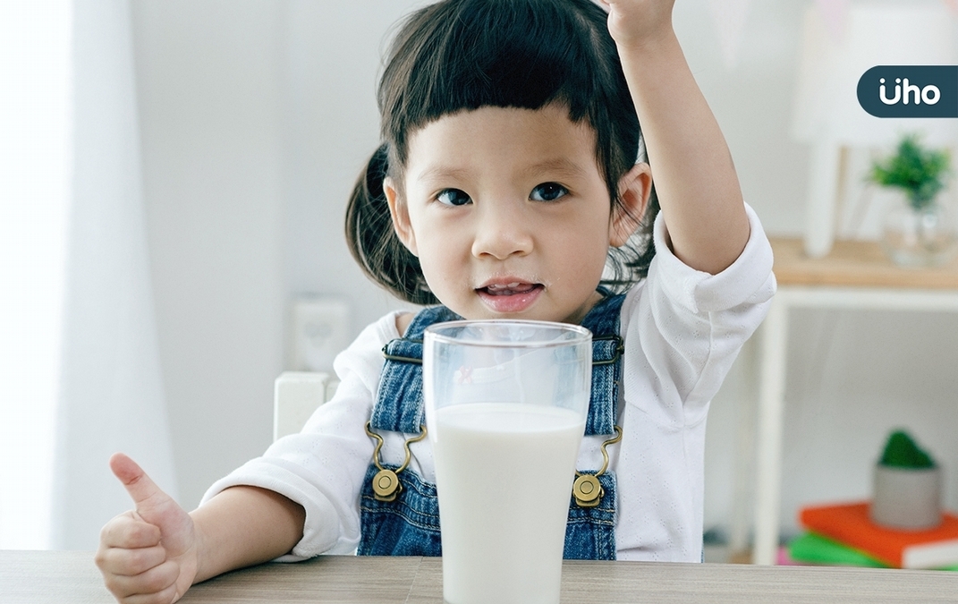 寶寶換奶期，乳品怎麼選？營養師：需挑對「這2大營養素」