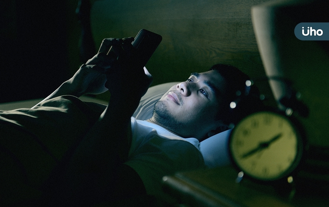 睡前滑手機，竟會讓你「夜尿變多」？醫警告：多玩5分鐘都有影響