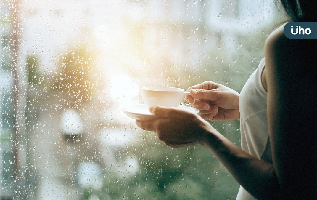 梅雨季讓人頭暈、身體沉重又想吐？中醫詳解「濕邪上身」怎麼回事