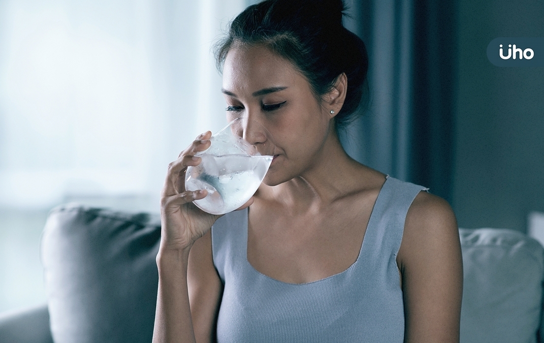 夏日減肥貪涼，當心脹氣水腫！中醫教「3穴位」控制食慾瘦得漂亮