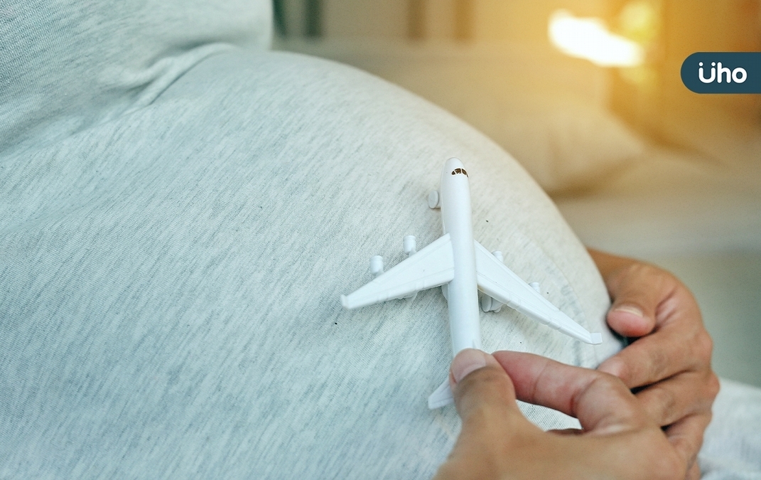 懷孕能搭飛機嗎？醫揭「超過●●週不建議」出國規定、風險總整理