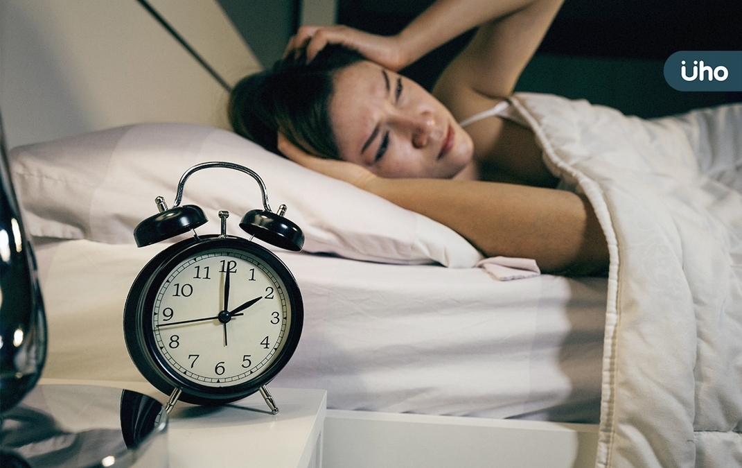 長期失眠恐釀失智症！中醫教4種「穴位按摩法」讓你放鬆好入睡