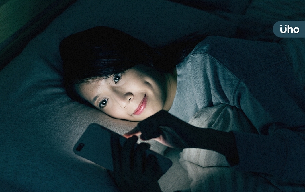 別以為睡前用「深夜模式」滑手機就沒事！專家：恐有「這種副作用」