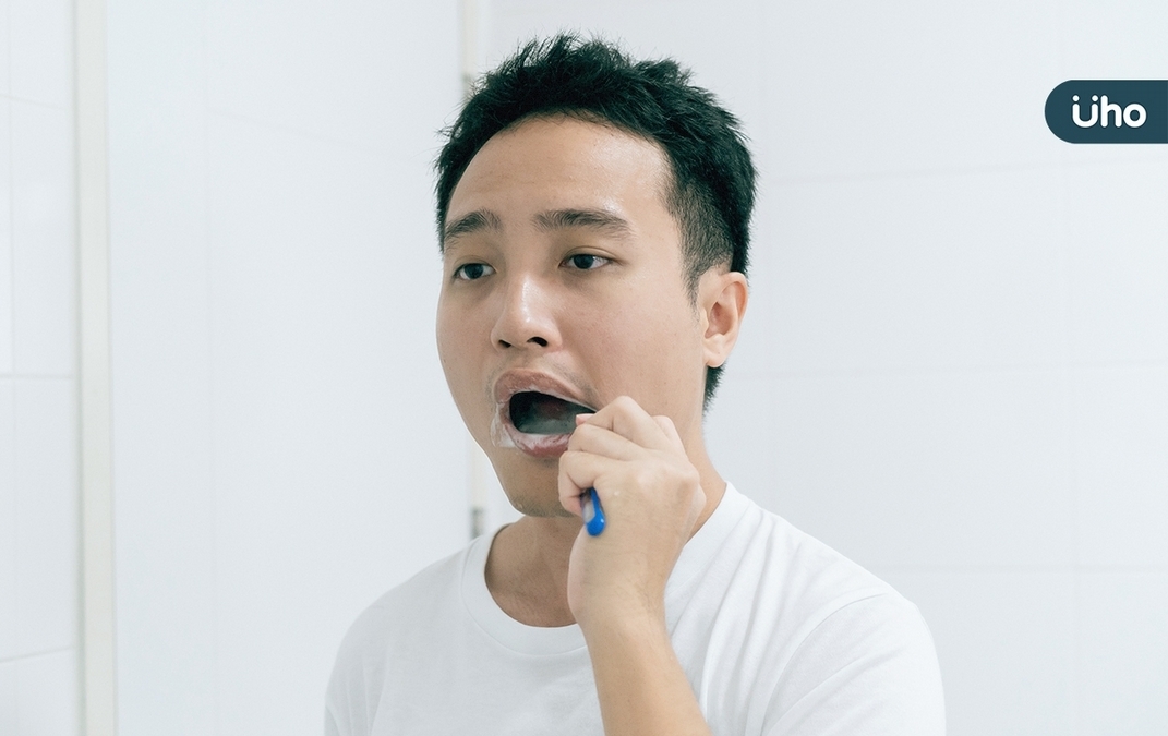 他刷牙見「舌頭白斑」以為食物殘渣，半年後竟癌變！醫警告別輕忽