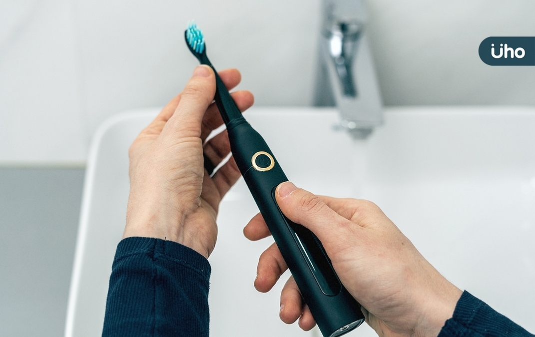 牙刷選「電動牙刷」比傳統牙刷更乾淨？網評清潔關鍵「先做好1件事」