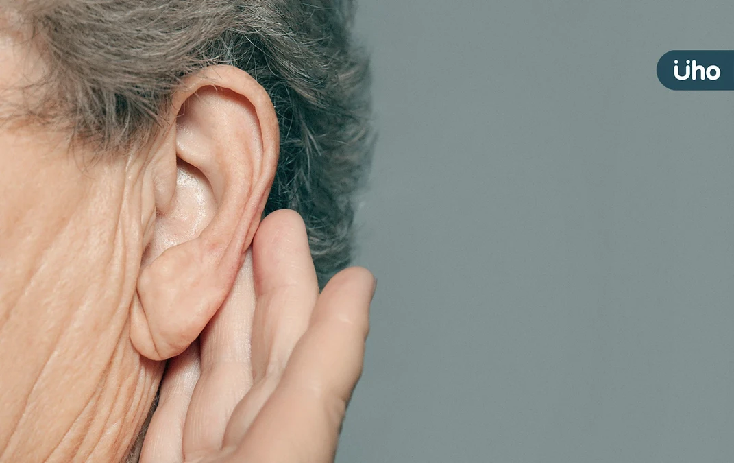 85歲老年人近一半有聽損！研究曝「重聽引失智症」4招讓耳朵不受損