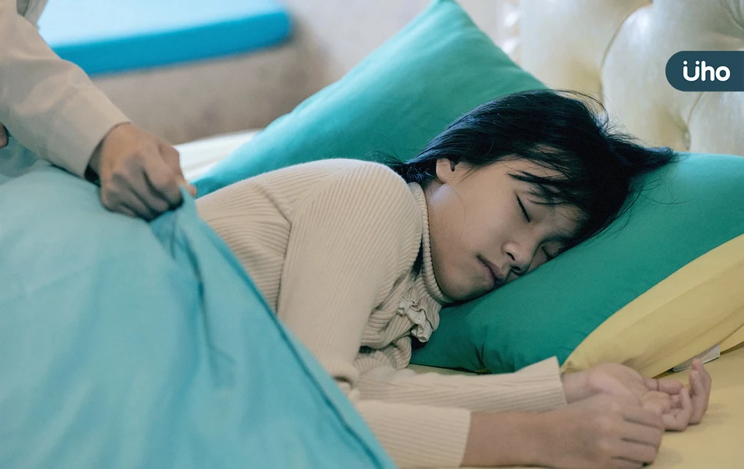 青少年「每天睡8小時」仍不夠！專家揭「●●小時」剛好：假日補眠沒用