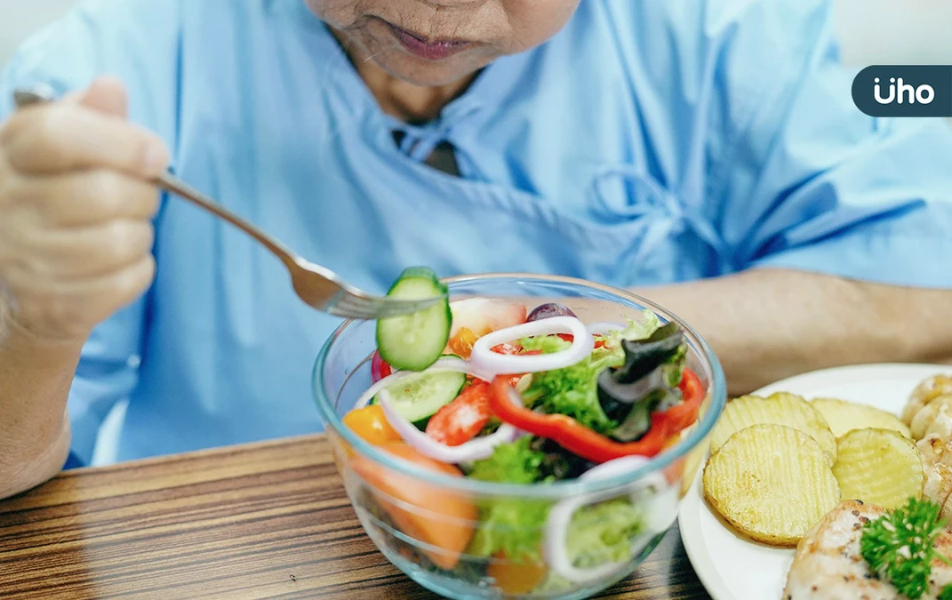 失智長輩不吃飯怎麼辦？牙醫教你「2招」刺激食慾：試著提供小盤菜