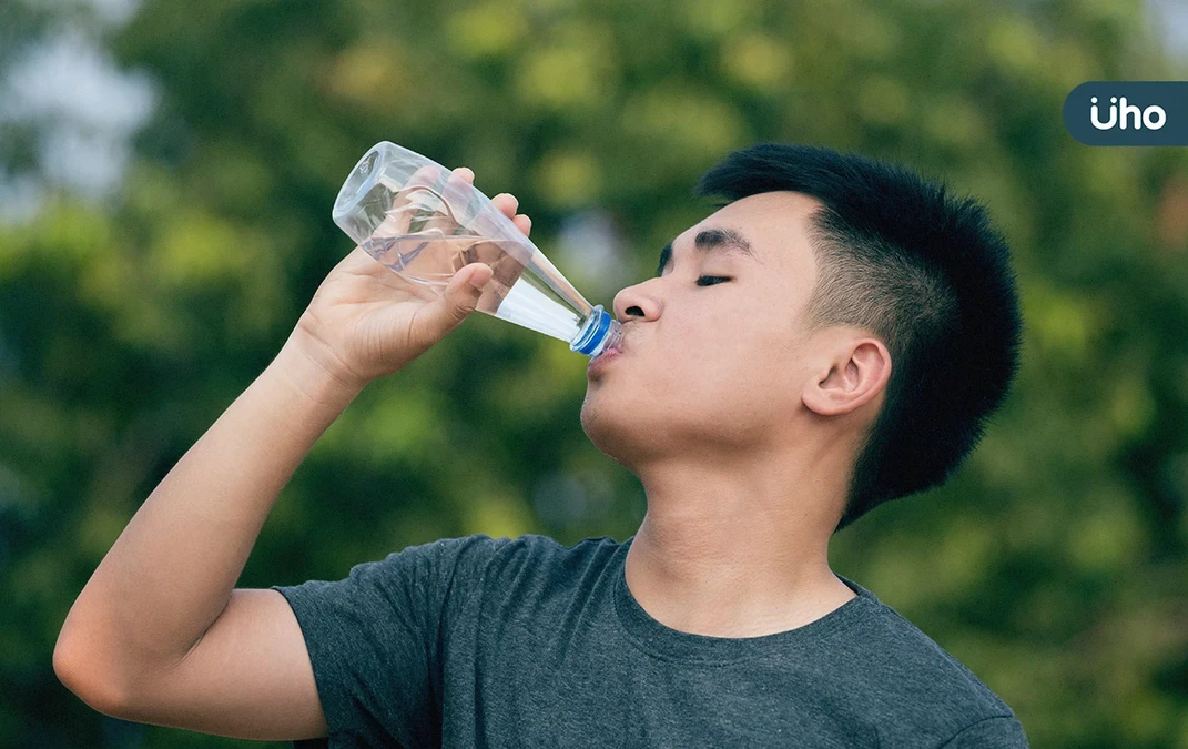 國三生喝水比賽「狂灌6公升水」險丟命！醫揭「水中毒」8大症狀