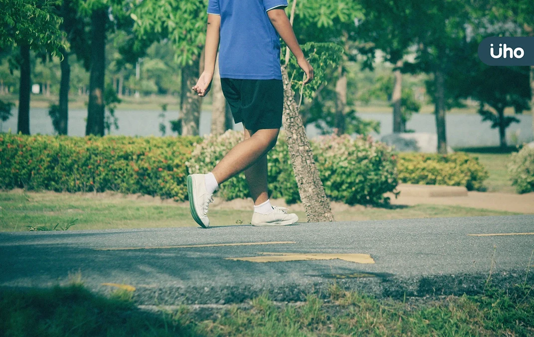 減肥不用「跑步喘到死」就能瘦！研究證實：走路多做「1事」加速燃脂