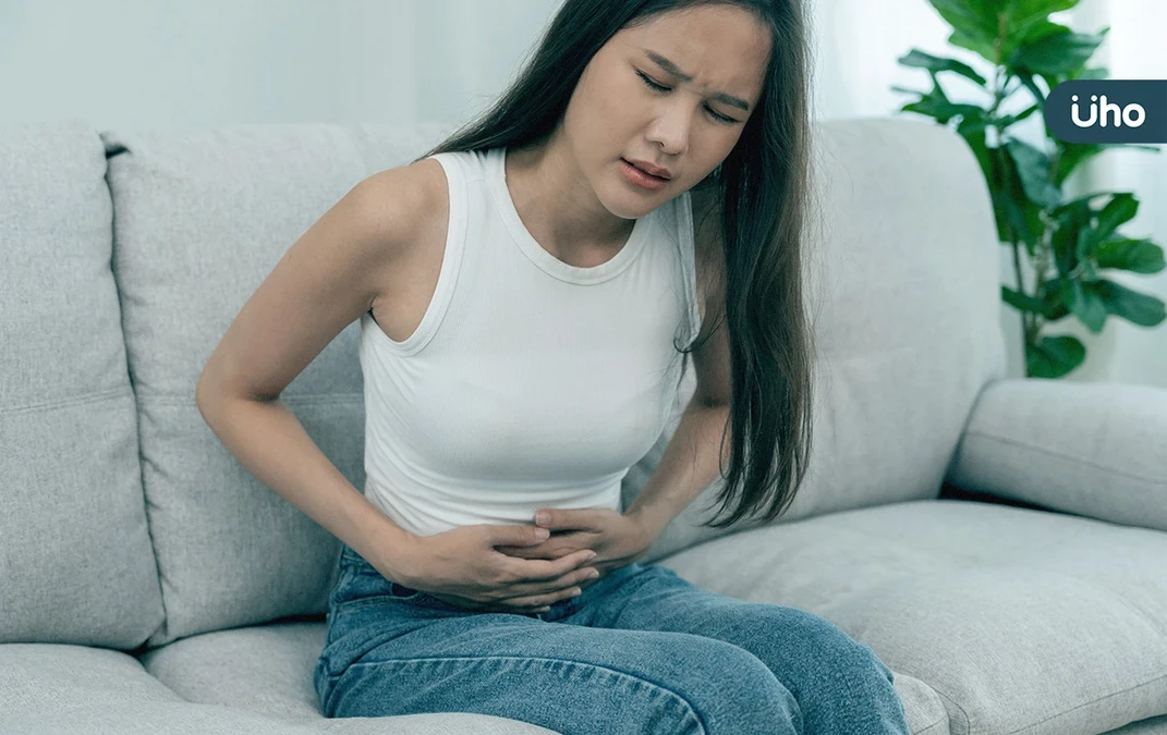 胃痛別拖！婦罹罕見「印戒細胞胃癌」醫警：有不規則胃潰瘍要當心