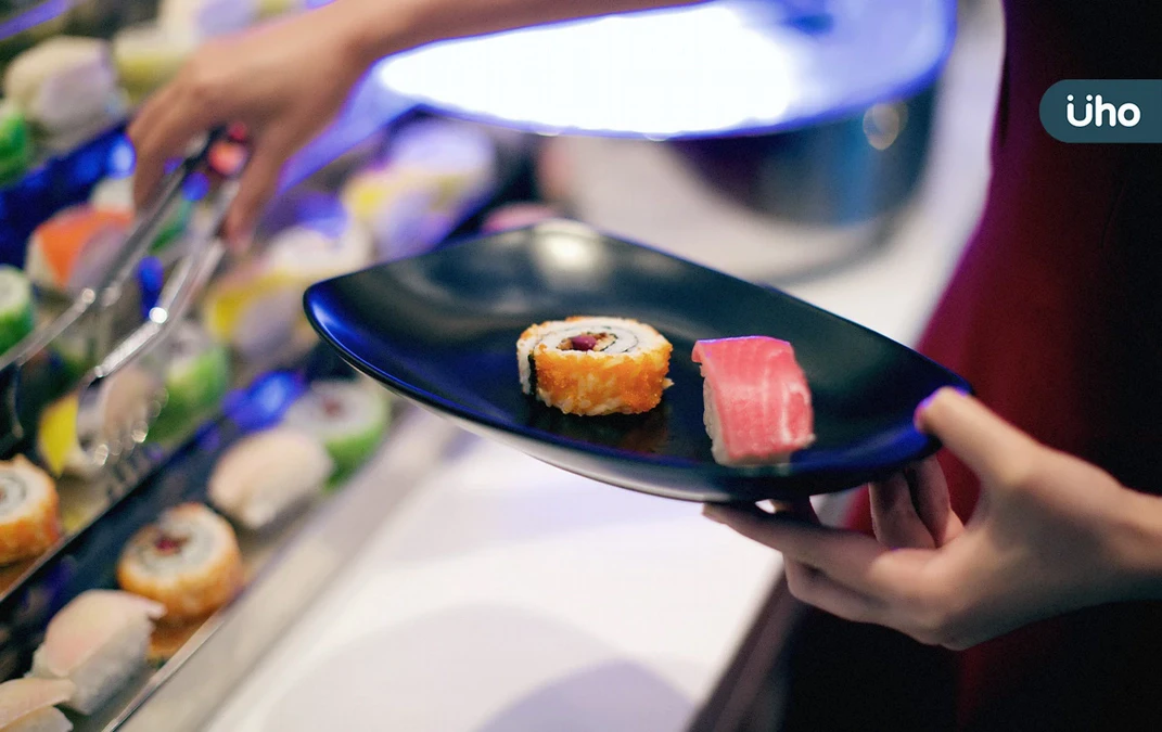 自助餐吃到飽「夾滿一整盤」竟對健康有害？建議「繞場1圈」再決定夾菜