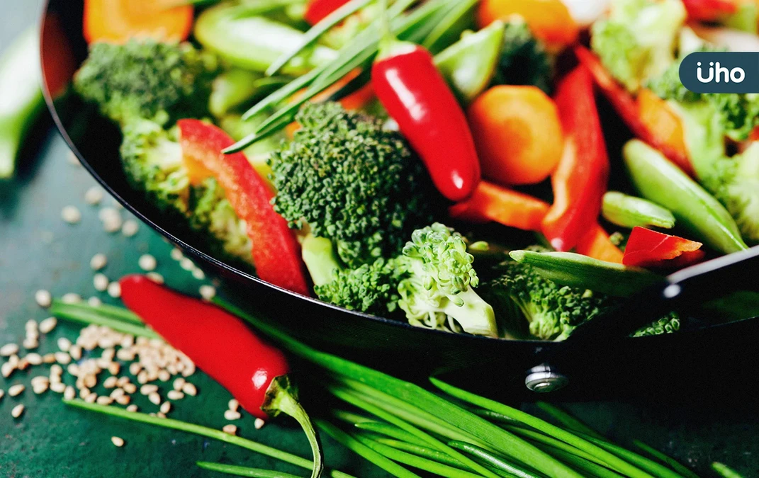 青菜只用來汆燙？小心營養全流光！營養師列「5種烹調法」鎖住營養