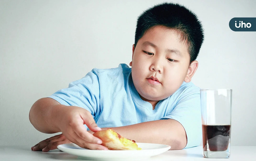 孩子脖子黑黑的⋯是沒洗乾淨嗎？兒科醫揪「黑棘皮症」好發肥胖兒童