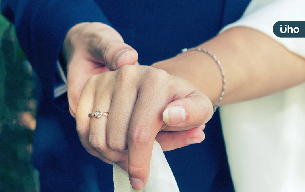為什麼婚戒一定要帶無名指?一文看懂「手指位置」意涵:帶錯恐招厄運
