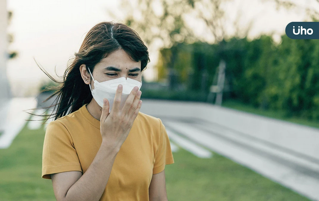 天氣一冷就狂打噴嚏？入秋好發「過敏性鼻炎」正確使用鼻噴劑6大重點