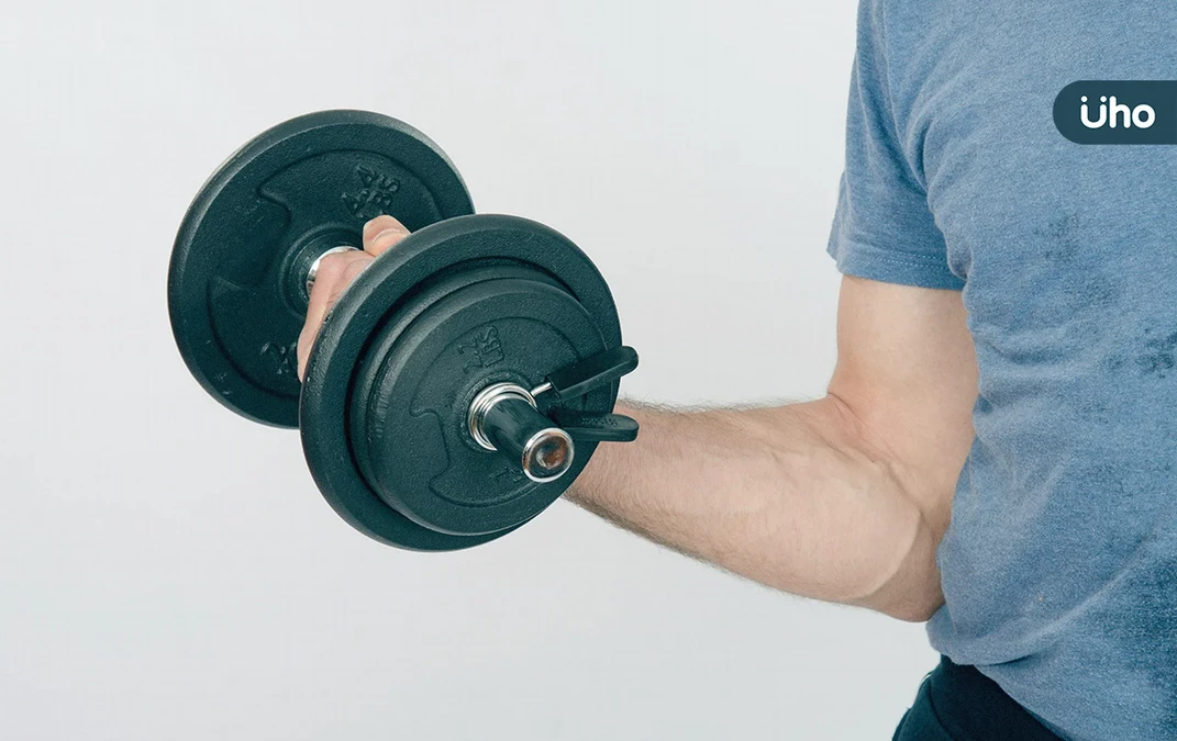 提東西、開瓶蓋沒力？研究揭「握力下降」竟是健康警訊：與5疾病有關