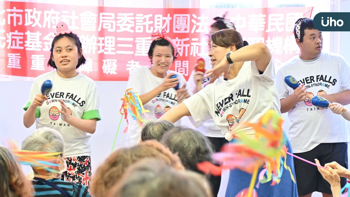 共度溫馨重陽節 三重重新日照青年與長輩跨世代合唱