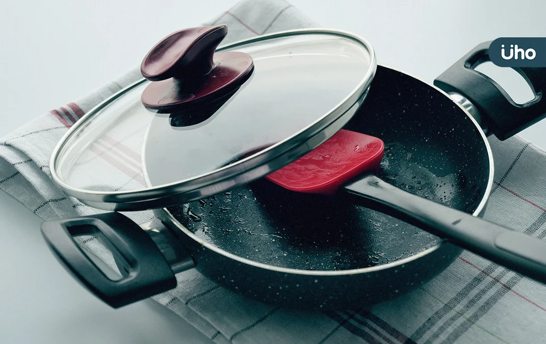 婦長期用「不沾鍋」煮飯竟罹肝癌！醫示警改用「3種鍋具」守護健康