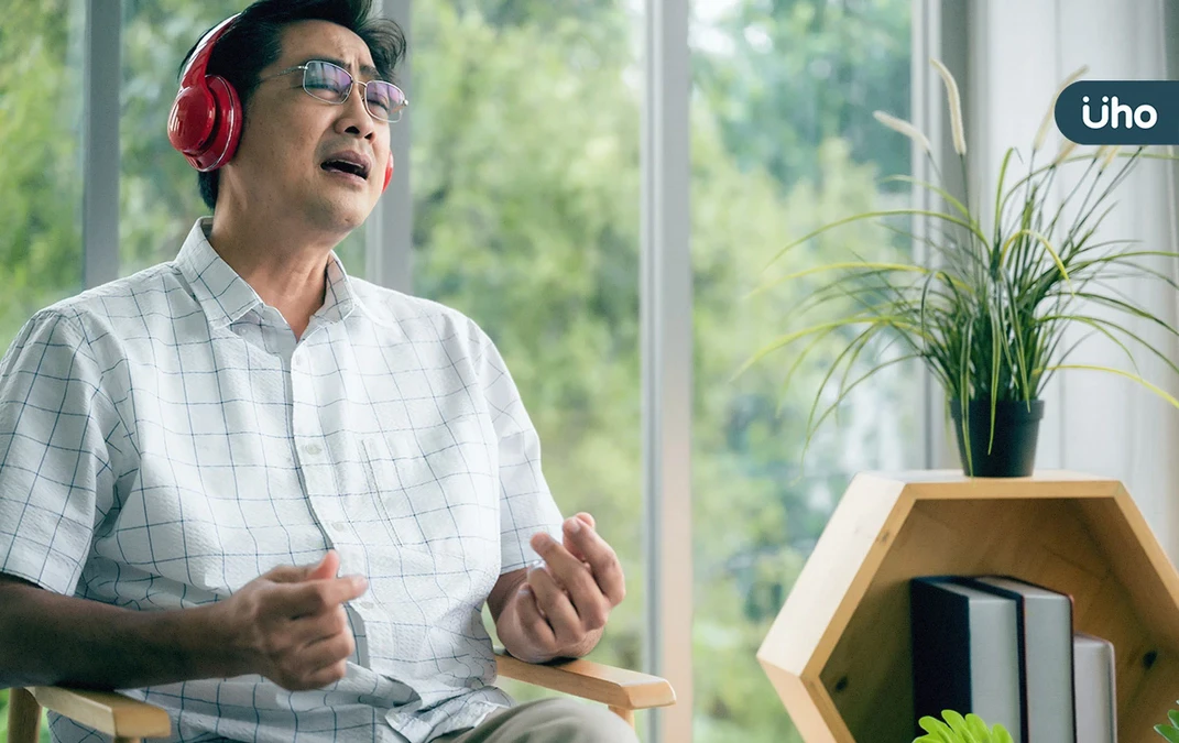 銀髮族「多唱歌」就能維持口腔肌力！醫建議「嘴巴體操」越動越靈活