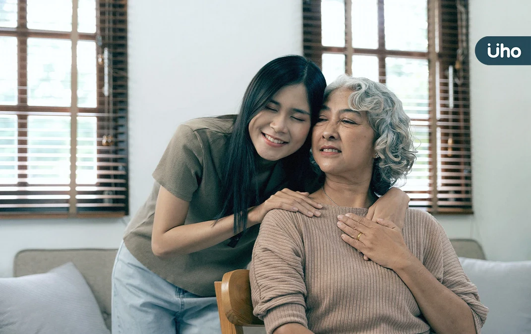 失智家人成「老番顛」講不通？家屬學「溝通3步驟」有效轉移注意力