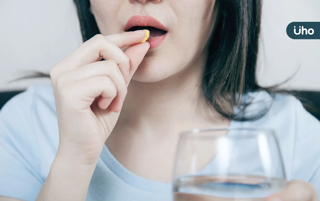日吞20顆保健品，竟食道潰瘍！醫揭「藥物性食道炎」養生不成反傷身