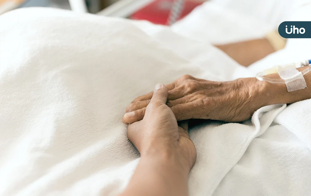 當長輩選擇在家離世，家屬該如何應對？醫揭居家臨終「必知3件事」