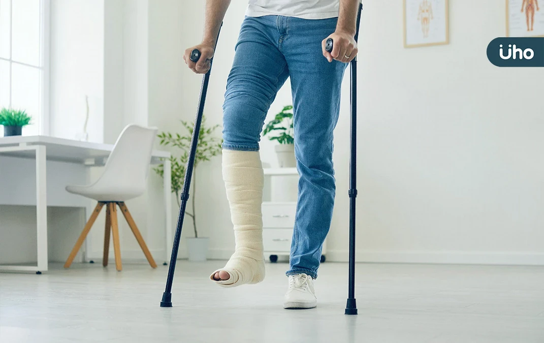 男車禍雙腿骨折險截肢！醫用「12次手術+負壓新式療法」成功保肢