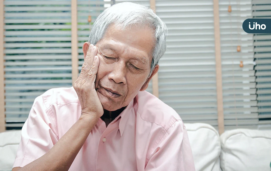 單側臉痛如火燒！8旬翁患「三叉神經痛」怕拔牙⋯醫1招雷射針灸緩解