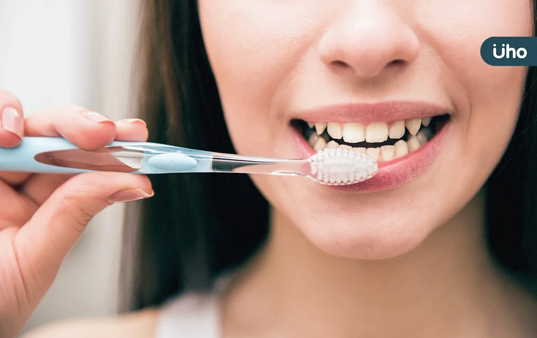 別以為每天早晚刷牙就夠了！牙齦紅腫、牙縫變大⋯小心「牙周病前兆」