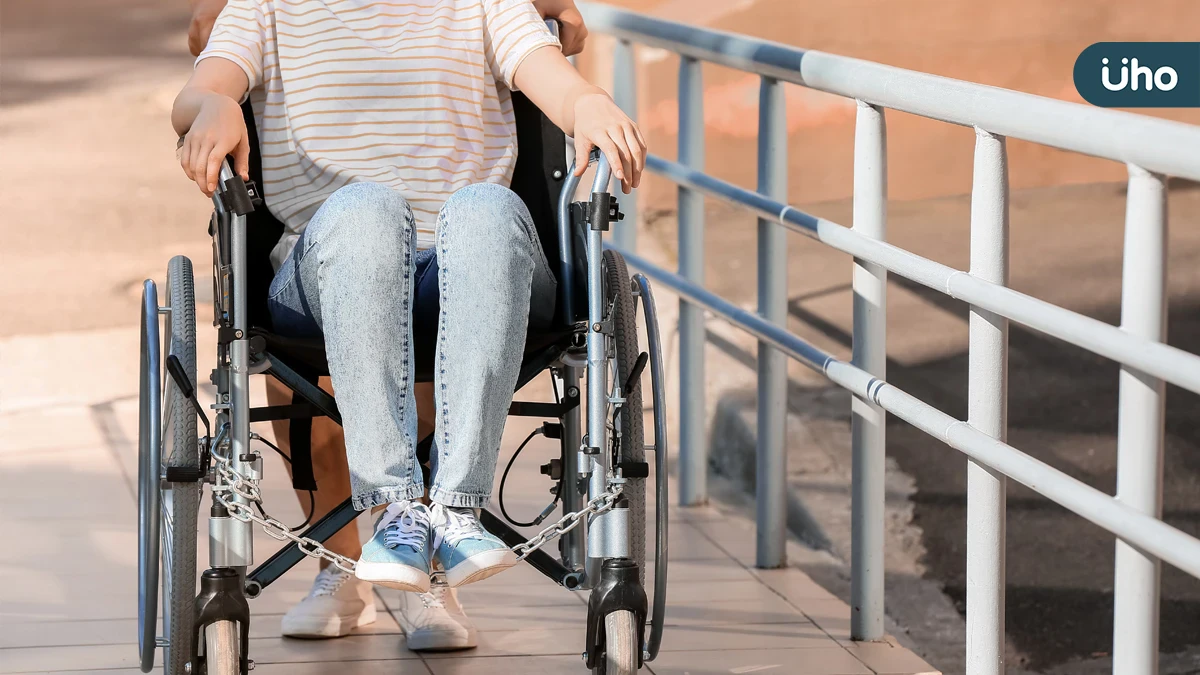 走路搖晃 罕病 SMA少女治療後「揮拍打球」重拾青春校園生活