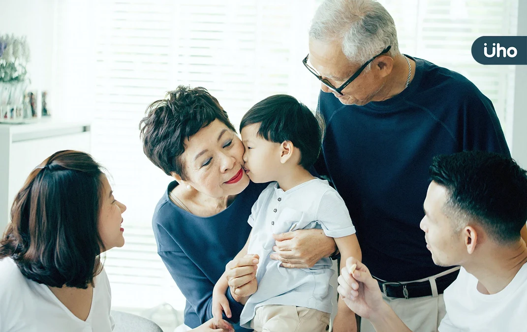 阿公阿嬤的話到底要不要聽？心理師教1招化解「家庭三角關係」衝突