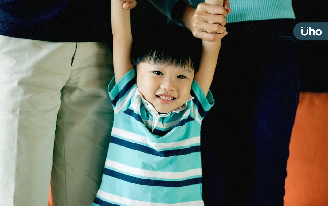 孩子彎腰駝背、扁平足、O型腿⋯小心「關節過動症候群」！醫2招改善