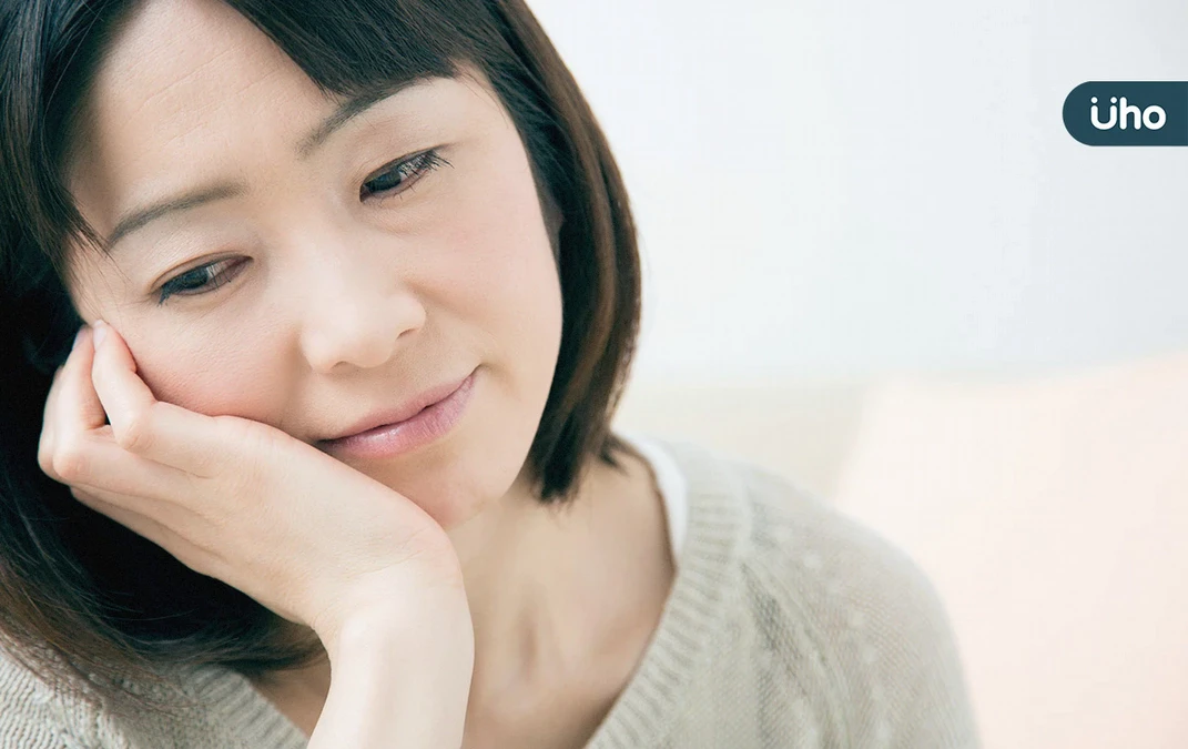 總是笑臉迎人其實最脆弱！解析「微笑憂鬱」原因：想要維持好形象