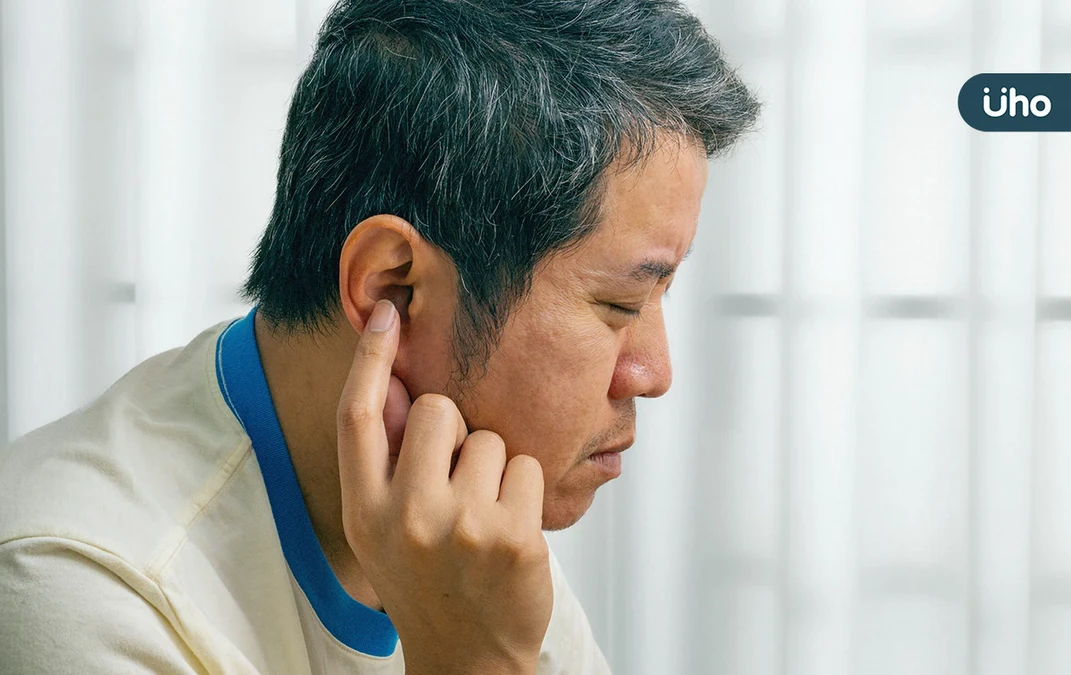 7旬翁「慢性中耳炎」竟半邊臉癱瘓！醫揭「1併發症」恐侵蝕大腦頭骨