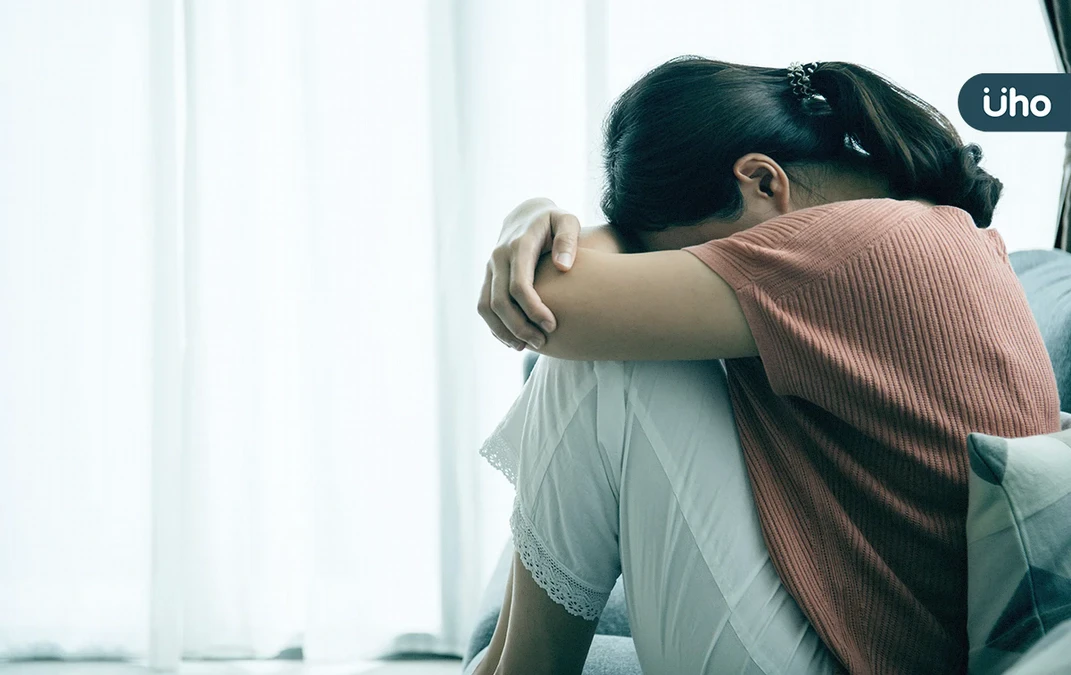 頭痛、胃痛找不出原因，恐是心裡出問題！心理師拆解「情緒軀體化」